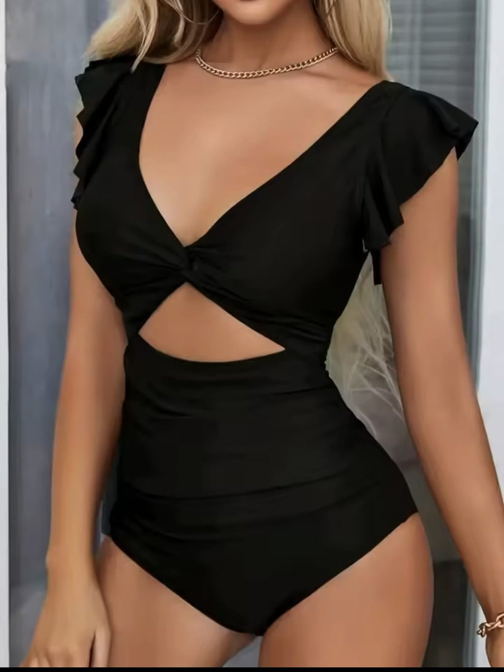 Traje de Baño Entero Cut-Out: Elegancia y Silueta Perfecta